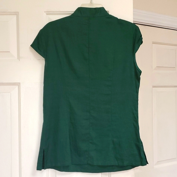 Blouse with knot closures. - Picture 3 of 11